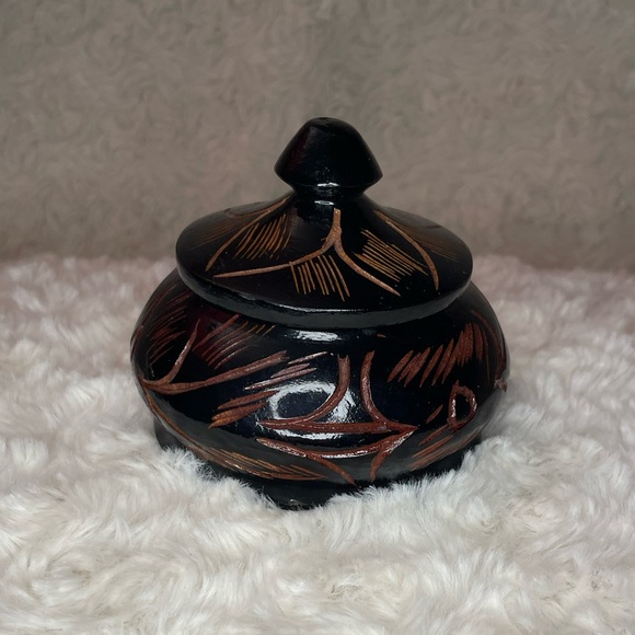 An Etched Hand Carved Wooden Round Trinket, Spice, Salt, tobacco Box With Lid - Picture 3 of 9